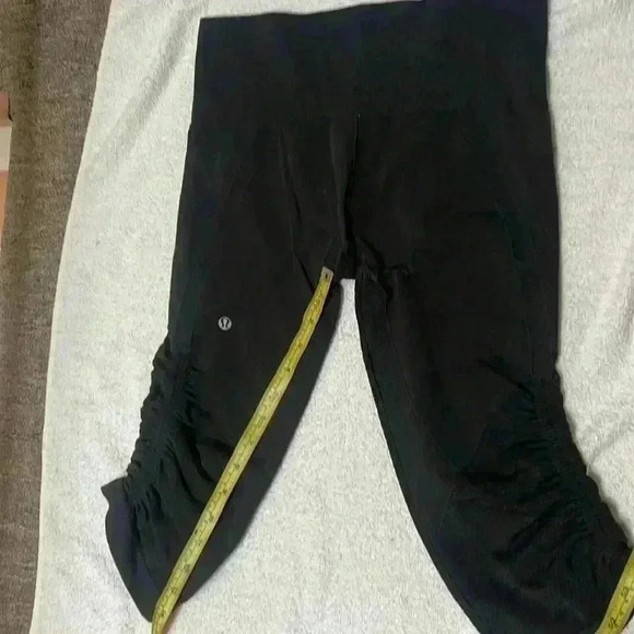 Lululemon In The Flow Crop II - Deep Coal size 6 like new - Picture 6 of 8